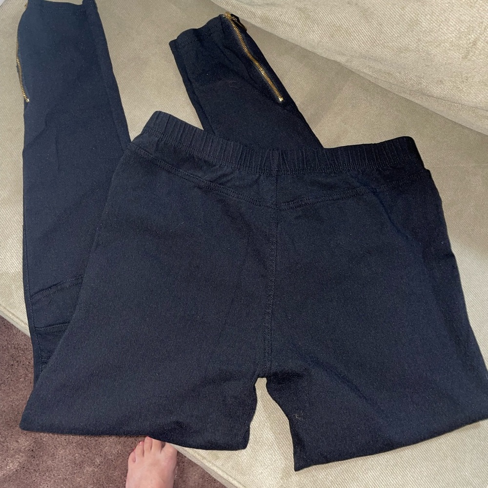 Black jegging size large. Textured and zipper bottoms. Cute with heels. - Picture 3 of 6